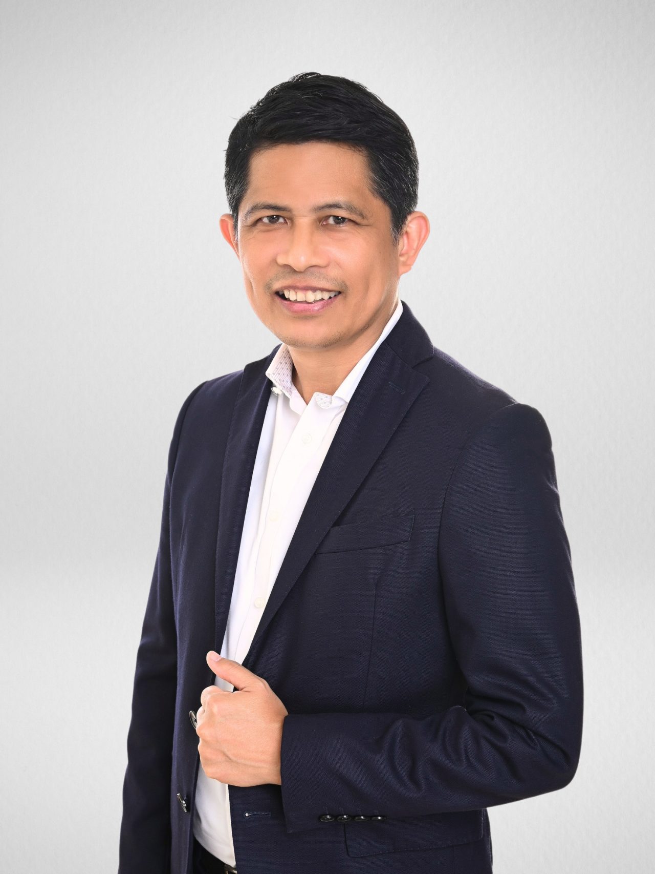 Victor Tanjuakio Victor Tanjuakio, SVP and Chief Corporate Solutions and Alternative Distribution Officer of Manulife Philippines